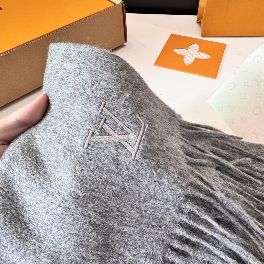 LV 路易威登官网最新款羔羊绒围巾！出口订单，喜欢有颜值，高质量的亲可入手，无论怎么搭配都是满满的高级感