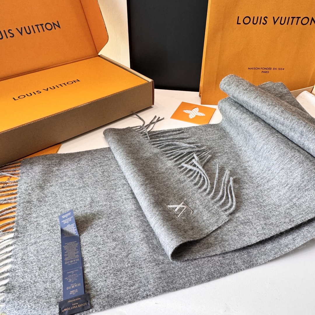 LV 路易威登官网最新款羔羊绒围巾！出口订单，喜欢有颜值，高质量的亲可入手，无论怎么搭配都是满满的高级感
