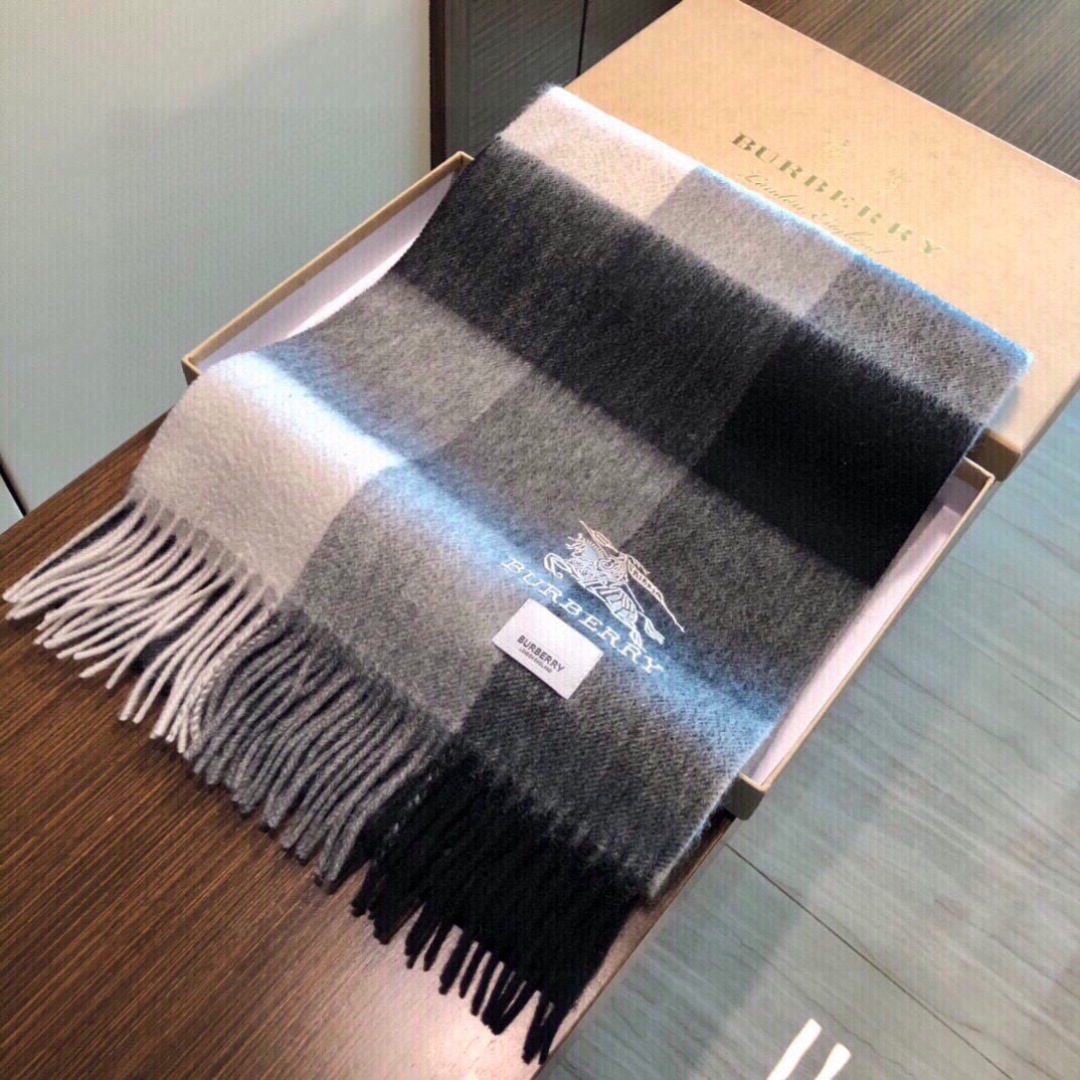 怒推走量新款🎊重磅推荐🎊巴宝莉官网最新款💥 100%顶级山羊绒材质。非常保暖👑 柔软亲肤，不扎脖😍经典巴