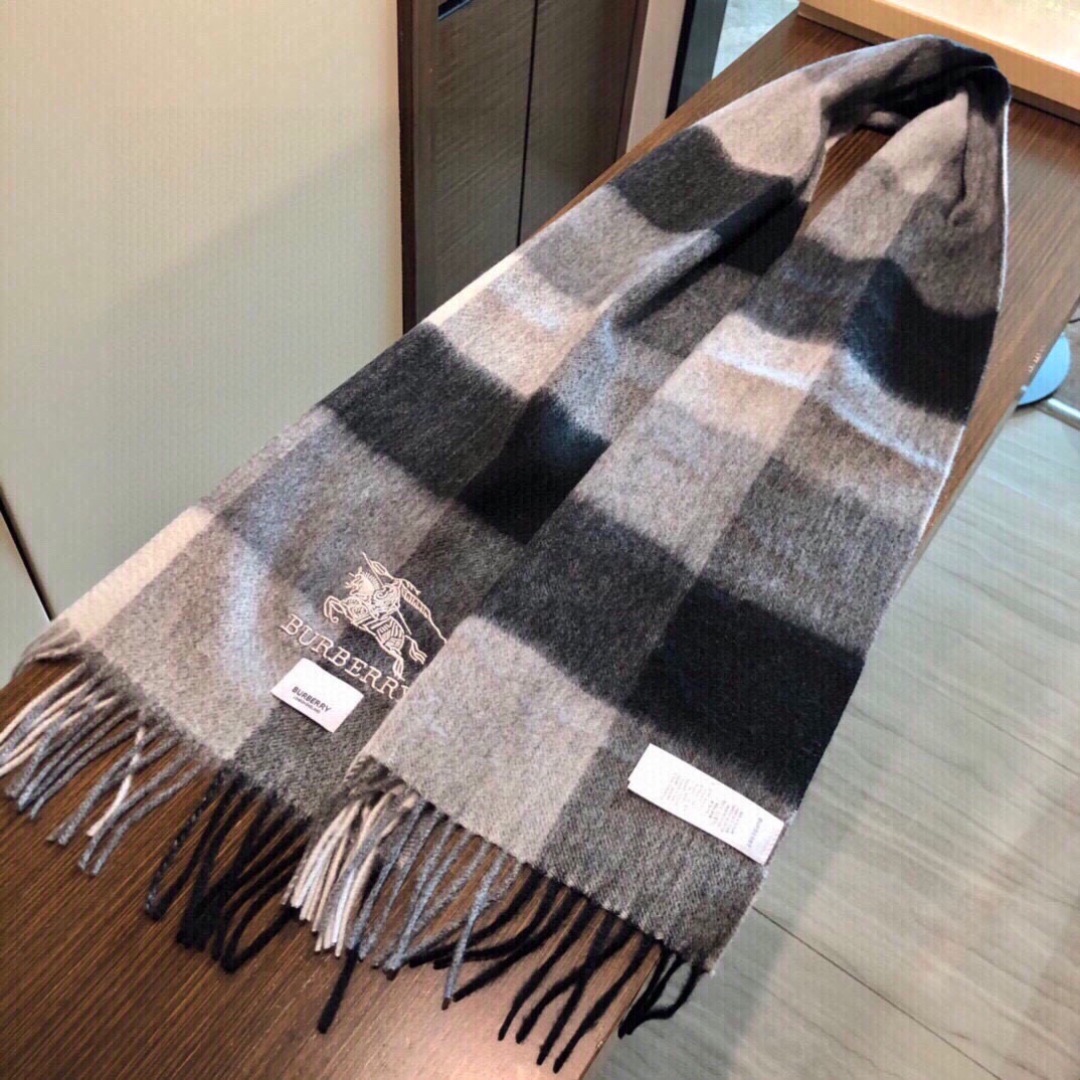 怒推走量新款🎊重磅推荐🎊巴宝莉官网最新款💥 100%顶级山羊绒材质。非常保暖👑 柔软亲肤，不扎脖😍经典巴