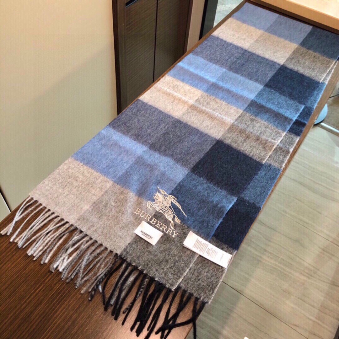 怒推走量新款🎊重磅推荐🎊巴宝莉官网最新款💥 100%顶级山羊绒材质。非常保暖👑 柔软亲肤，不扎脖😍经典巴