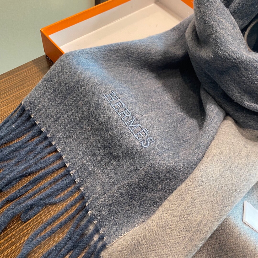 新色到❤️ 怒推走量双面爱马仕新款🎊重磅推荐🎊官网最新款💥 100%顶级山羊绒材质。非常保暖👑 柔软亲肤