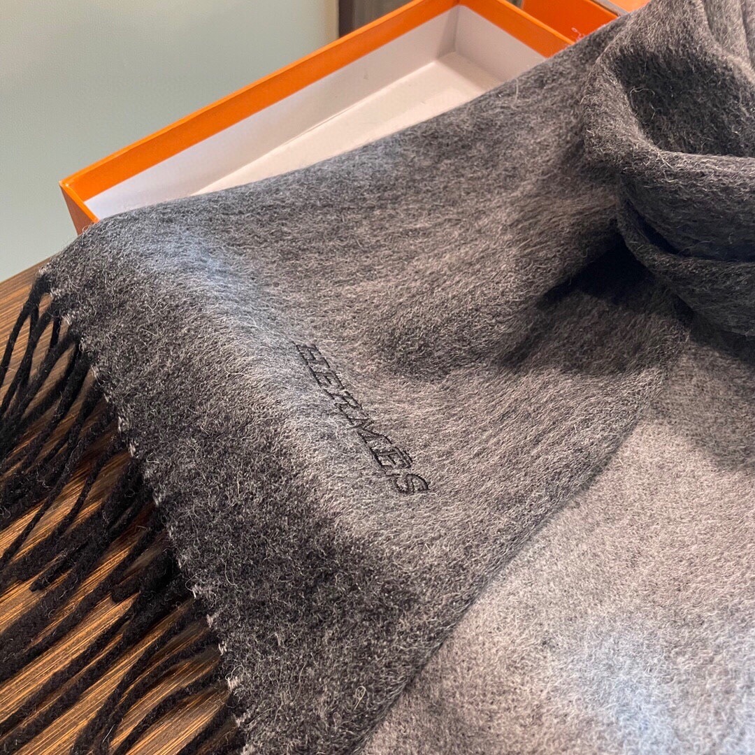 新色到❤️ 怒推走量双面爱马仕新款🎊重磅推荐🎊官网最新款💥 100%顶级山羊绒材质。非常保暖👑 柔软亲肤