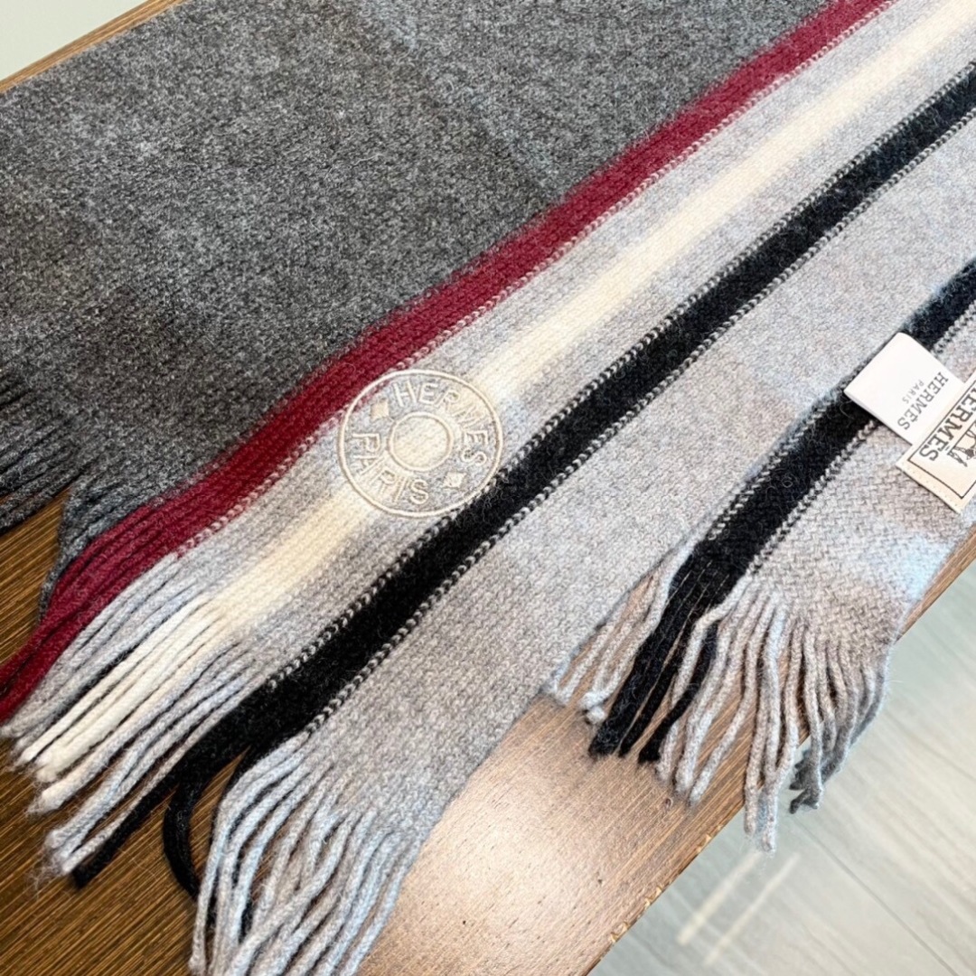 上新2025 爱马仕男女款围巾且买且珍惜😍~都是出口订单所以比较难遇❤️东西讲究少而精😍好看的一定要收😎