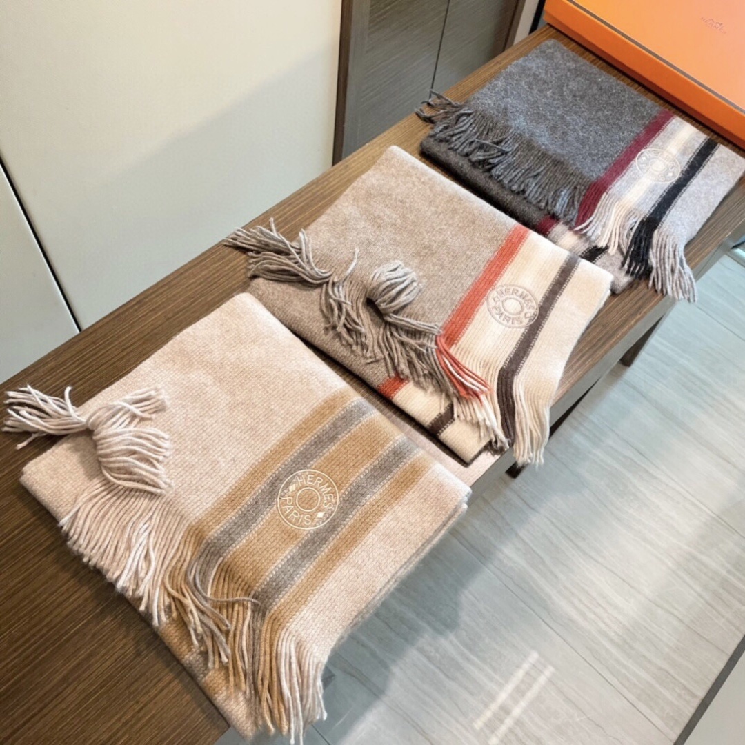 上新2025 爱马仕男女款围巾且买且珍惜😍~都是出口订单所以比较难遇❤️东西讲究少而精😍好看的一定要收😎