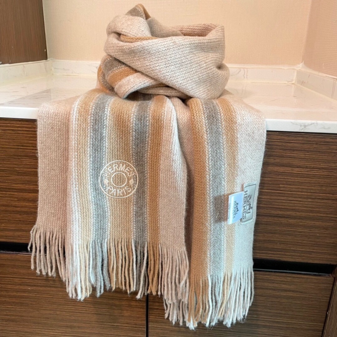 上新2025 爱马仕男女款围巾且买且珍惜😍~都是出口订单所以比较难遇❤️东西讲究少而精😍好看的一定要收😎