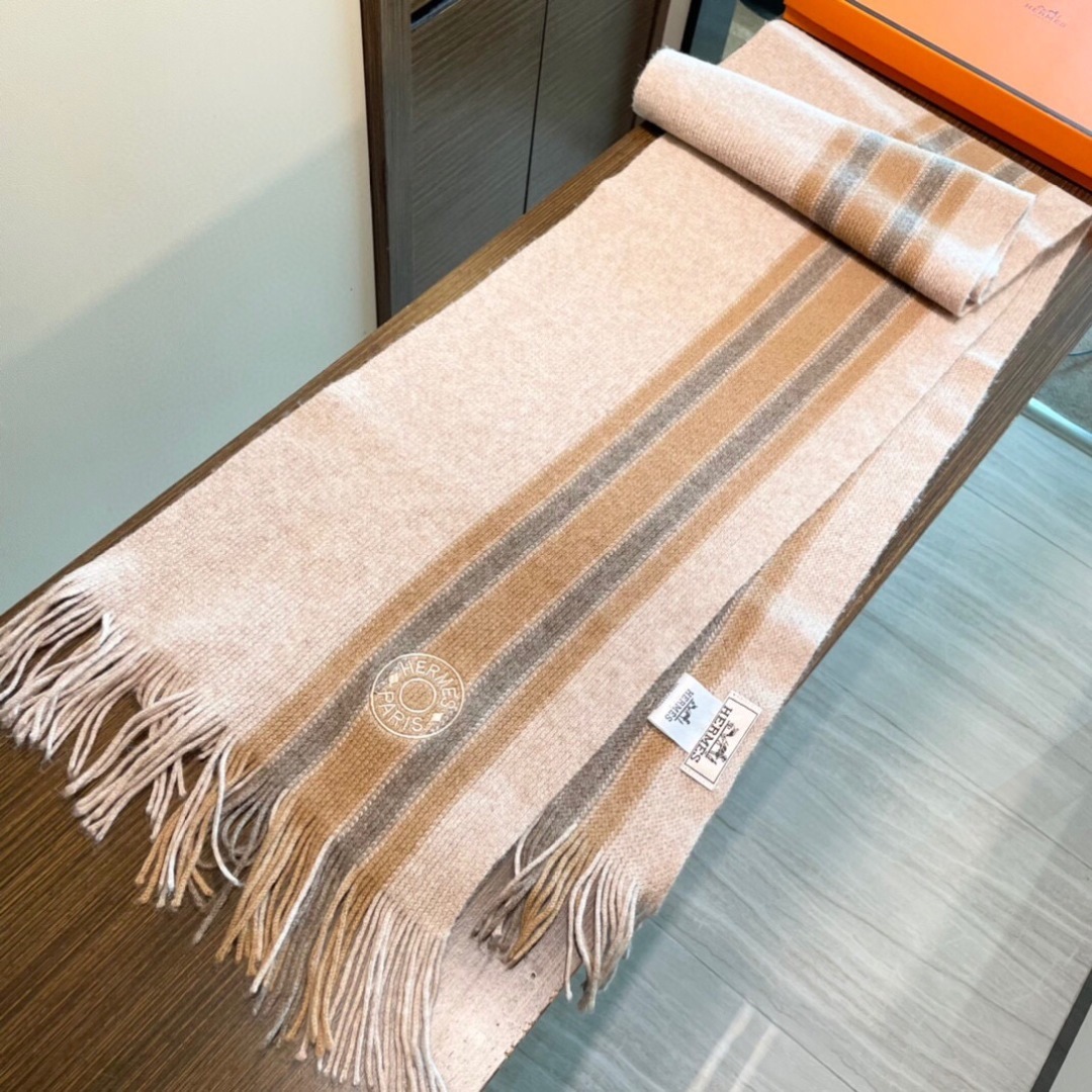 上新2025 爱马仕男女款围巾且买且珍惜😍~都是出口订单所以比较难遇❤️东西讲究少而精😍好看的一定要收😎