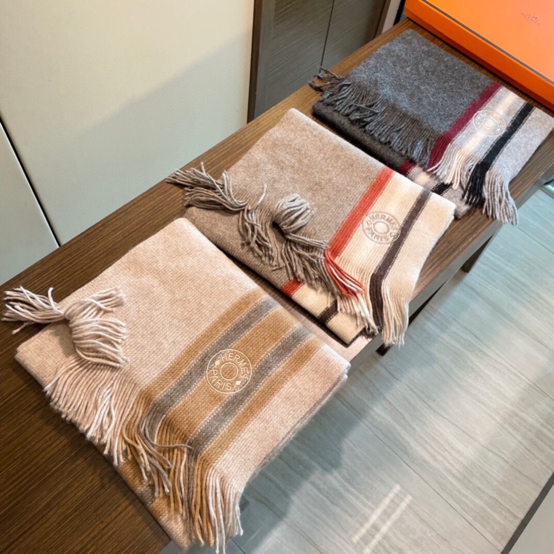 上新2025 爱马仕男女款围巾且买且珍惜😍~都是出口订单所以比较难遇❤️东西讲究少而精😍好看的一定要收😎