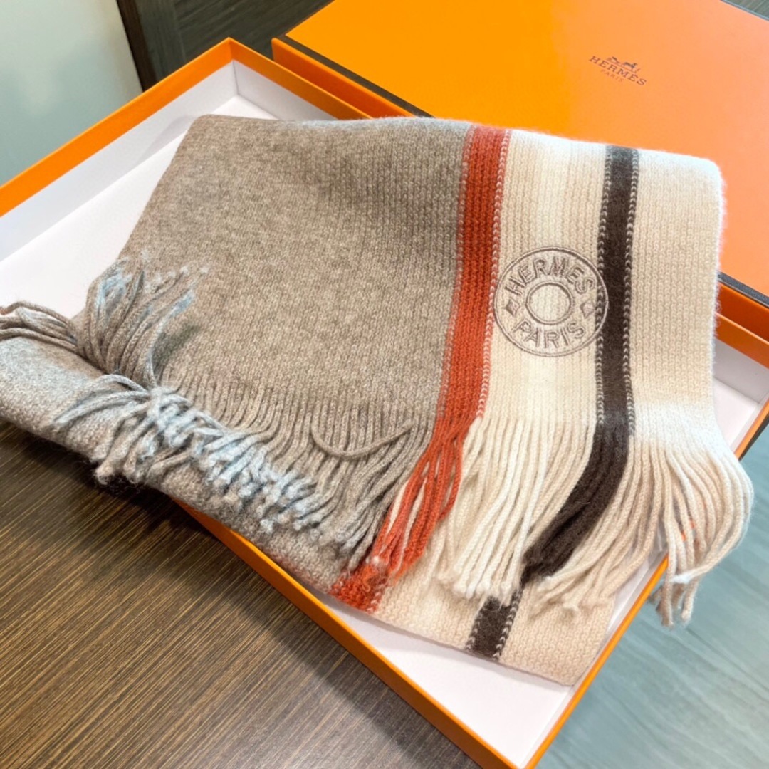 上新2025 爱马仕男女款围巾且买且珍惜😍~都是出口订单所以比较难遇❤️东西讲究少而精😍好看的一定要收😎