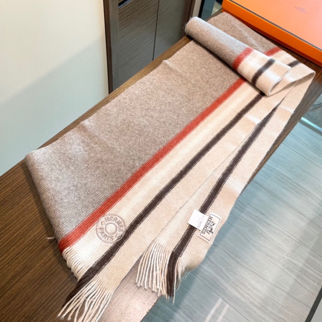 上新2025 爱马仕男女款围巾且买且珍惜😍~都是出口订单所以比较难遇❤️东西讲究少而精😍好看的一定要收😎