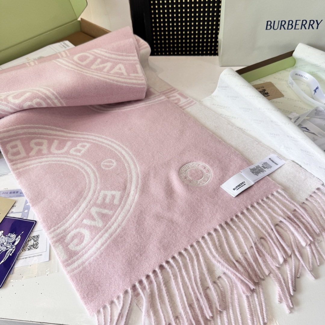 巴宝莉 2025秋冬新品！！看到了围巾的天花板👇巴宝莉BURBERRY！双面双色羊毛围巾圆环logo设计