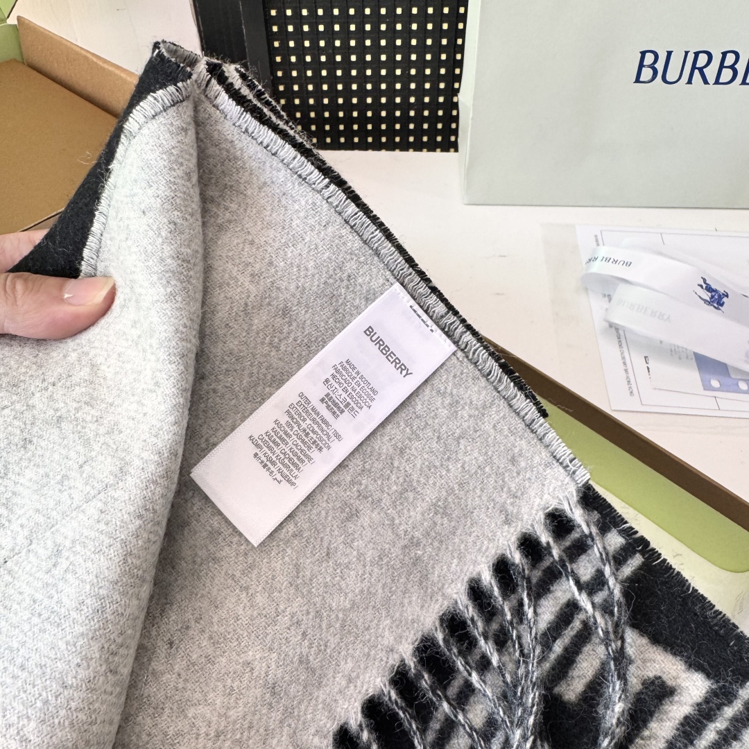 巴宝莉 2025秋冬新品！！看到了围巾的天花板👇巴宝莉BURBERRY！双面双色羊毛围巾圆环logo设计