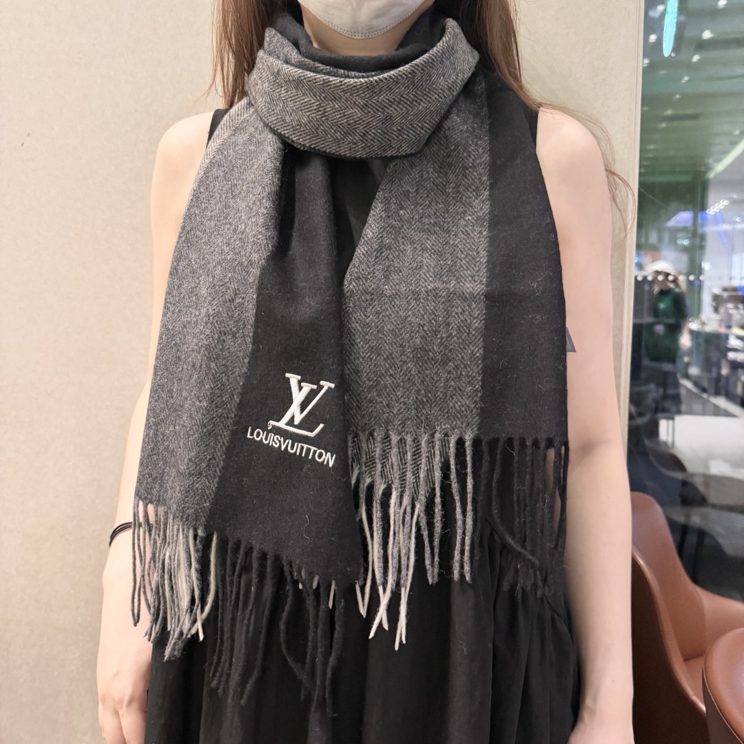 LV款式很有男性魅力，经典大方‼️面料采用的是客供纯羊绒，细腻柔软度都非常的好，非常漂亮。上身效果无敌好