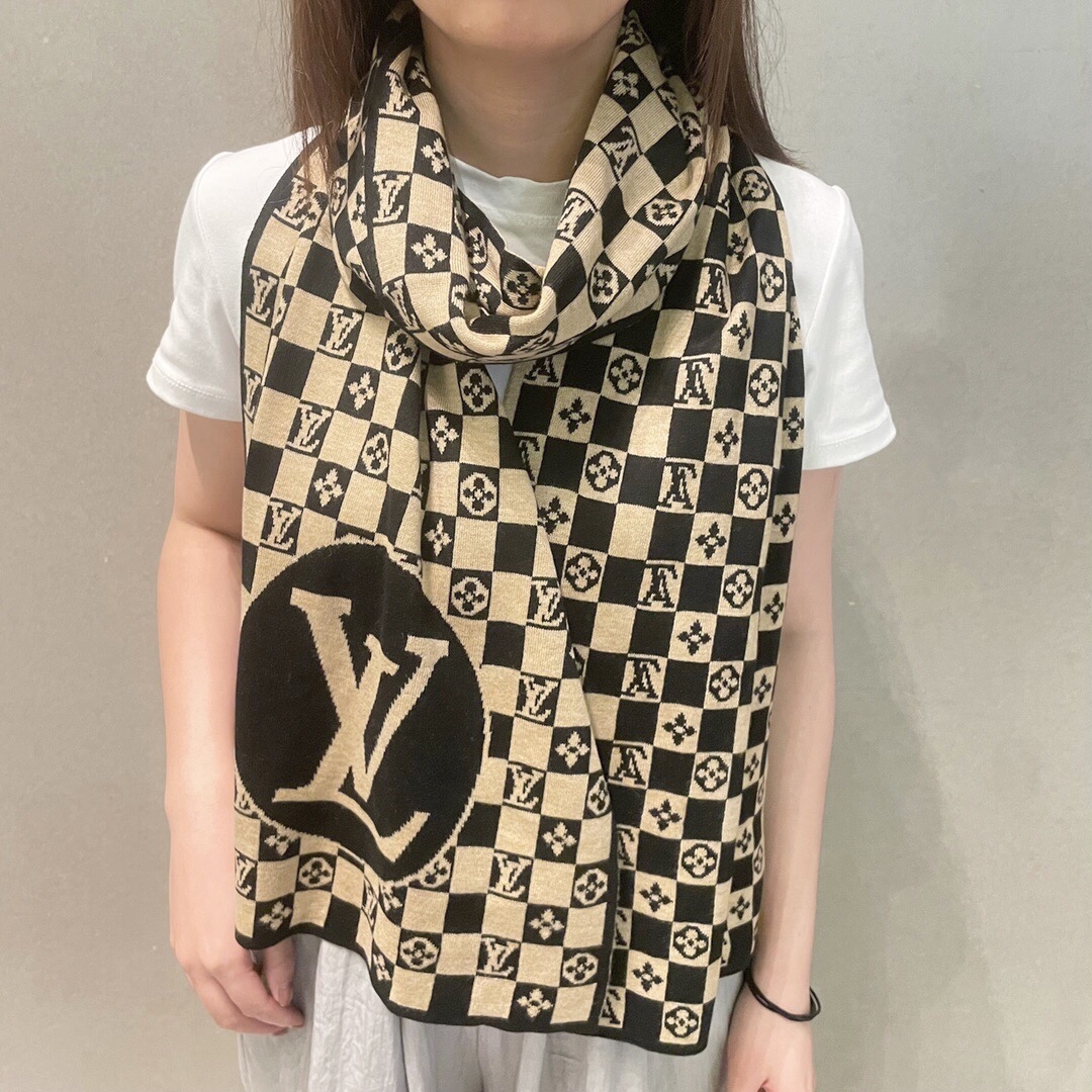 爆款到货LV棋盘格经典棋盘格男女通用围巾👑柔和舒适的羊绒带来今季最温暖贴心呵护❤️最顶级的品质❤️羊绒线