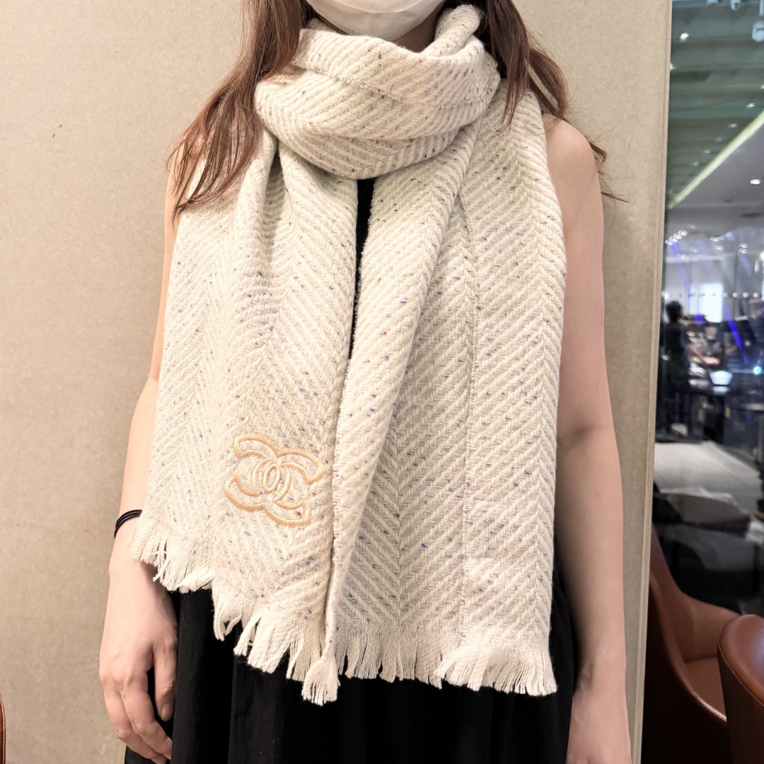 新款 搭配利器🆕🆕 香奈儿系列货 专供viP 产品 ♥顶级苏格兰进口绵羊毛 纹路织法使围巾赋有弹性且柔软