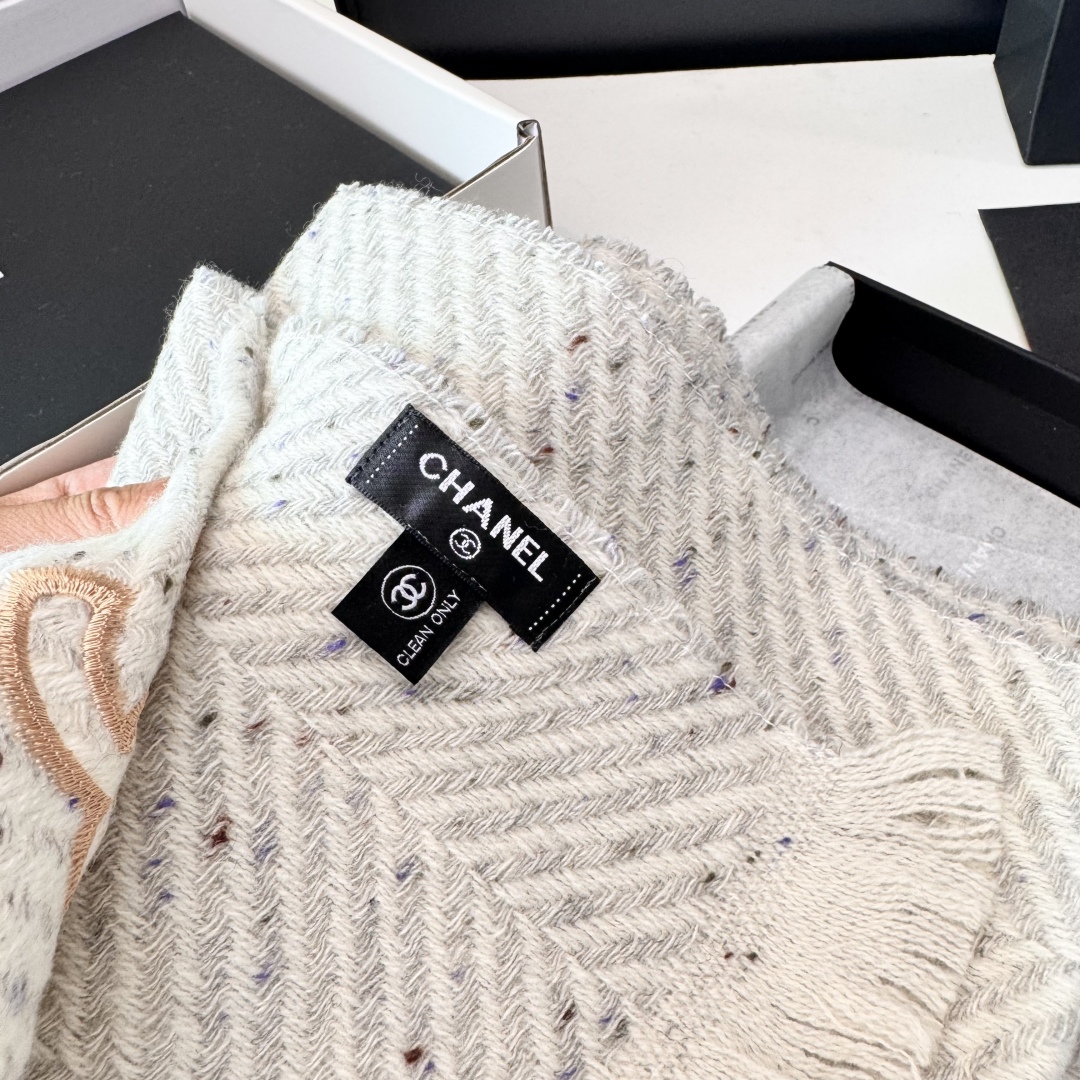 新款 搭配利器🆕🆕 香奈儿系列货 专供viP 产品 ♥顶级苏格兰进口绵羊毛 纹路织法使围巾赋有弹性且柔软