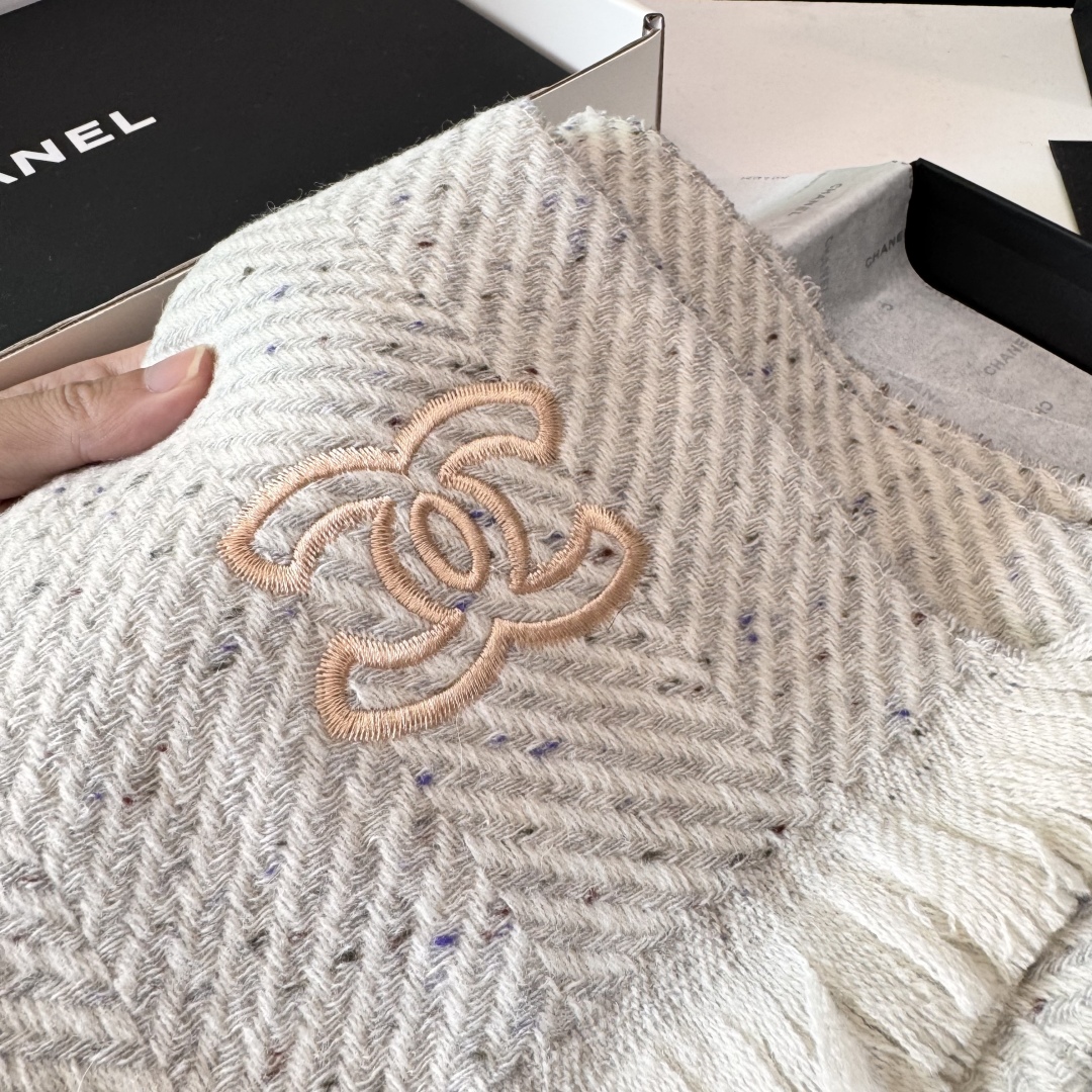 新款 搭配利器🆕🆕 香奈儿系列货 专供viP 产品 ♥顶级苏格兰进口绵羊毛 纹路织法使围巾赋有弹性且柔软