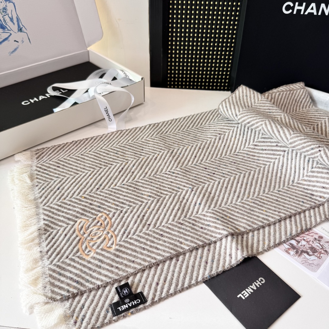 新款 搭配利器🆕🆕 香奈儿系列货 专供viP 产品 ♥顶级苏格兰进口绵羊毛 纹路织法使围巾赋有弹性且柔软