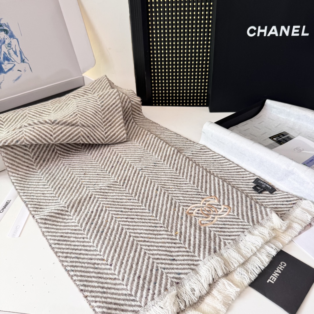 新款 搭配利器🆕🆕 香奈儿系列货 专供viP 产品 ♥顶级苏格兰进口绵羊毛 纹路织法使围巾赋有弹性且柔软