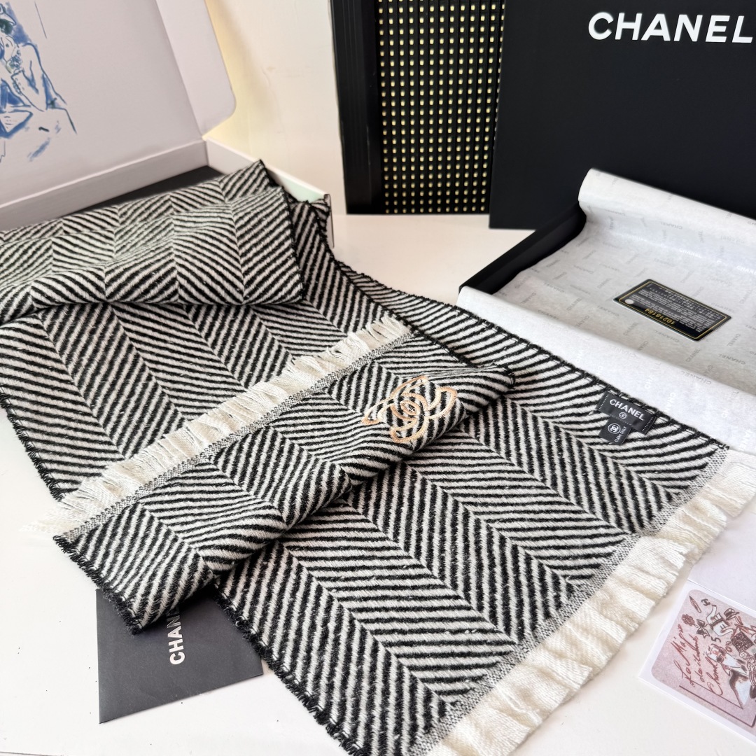 新款 搭配利器🆕🆕 香奈儿系列货 专供viP 产品 ♥顶级苏格兰进口绵羊毛 纹路织法使围巾赋有弹性且柔软
