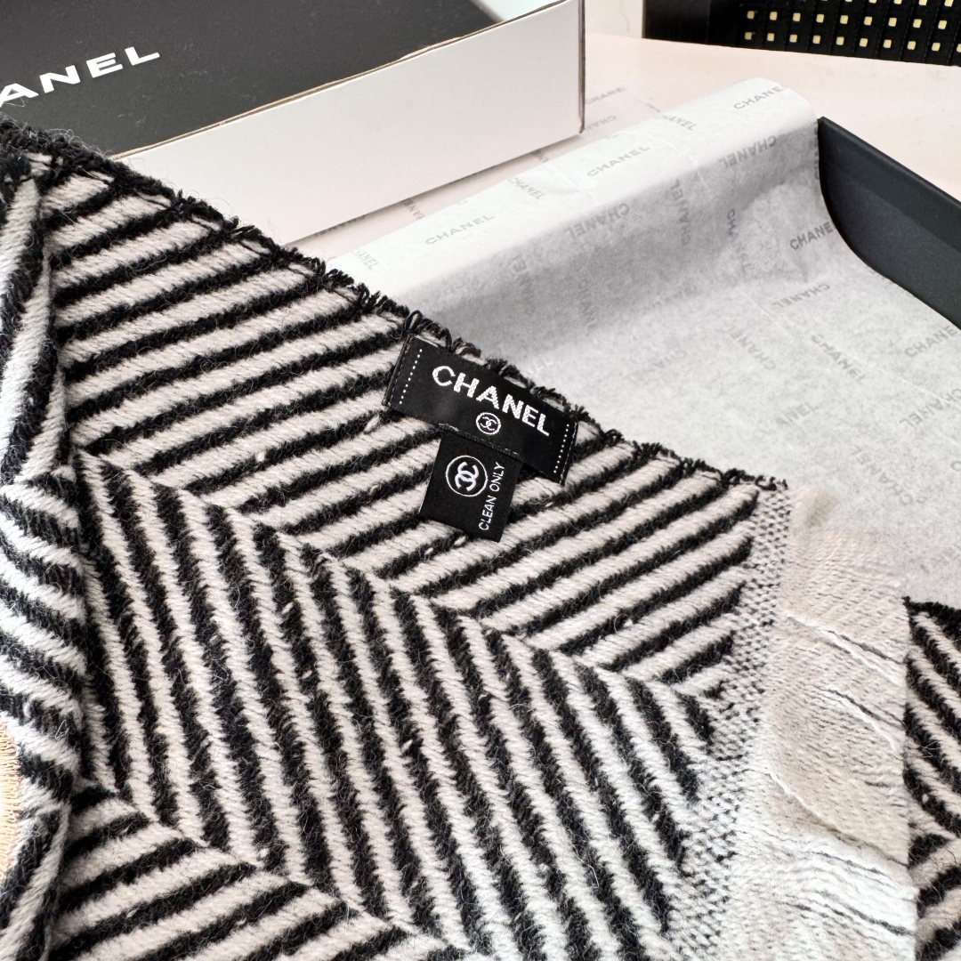 新款 搭配利器🆕🆕 香奈儿系列货 专供viP 产品 ♥顶级苏格兰进口绵羊毛 纹路织法使围巾赋有弹性且柔软