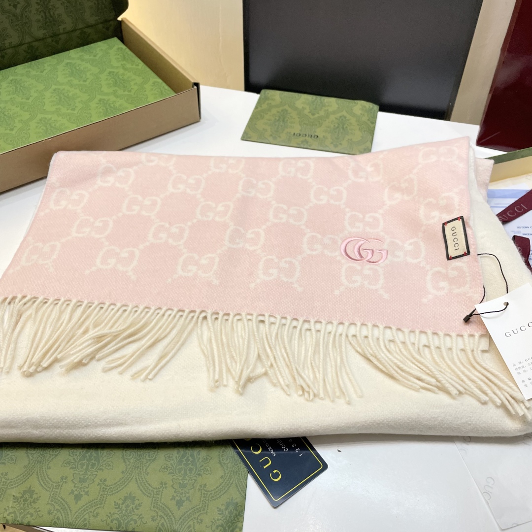 代购级别！最新双面渐变两用围巾，GG标识作为Gucci颇具代表性的传统精髓，始终与系列密不可分，以饱含新