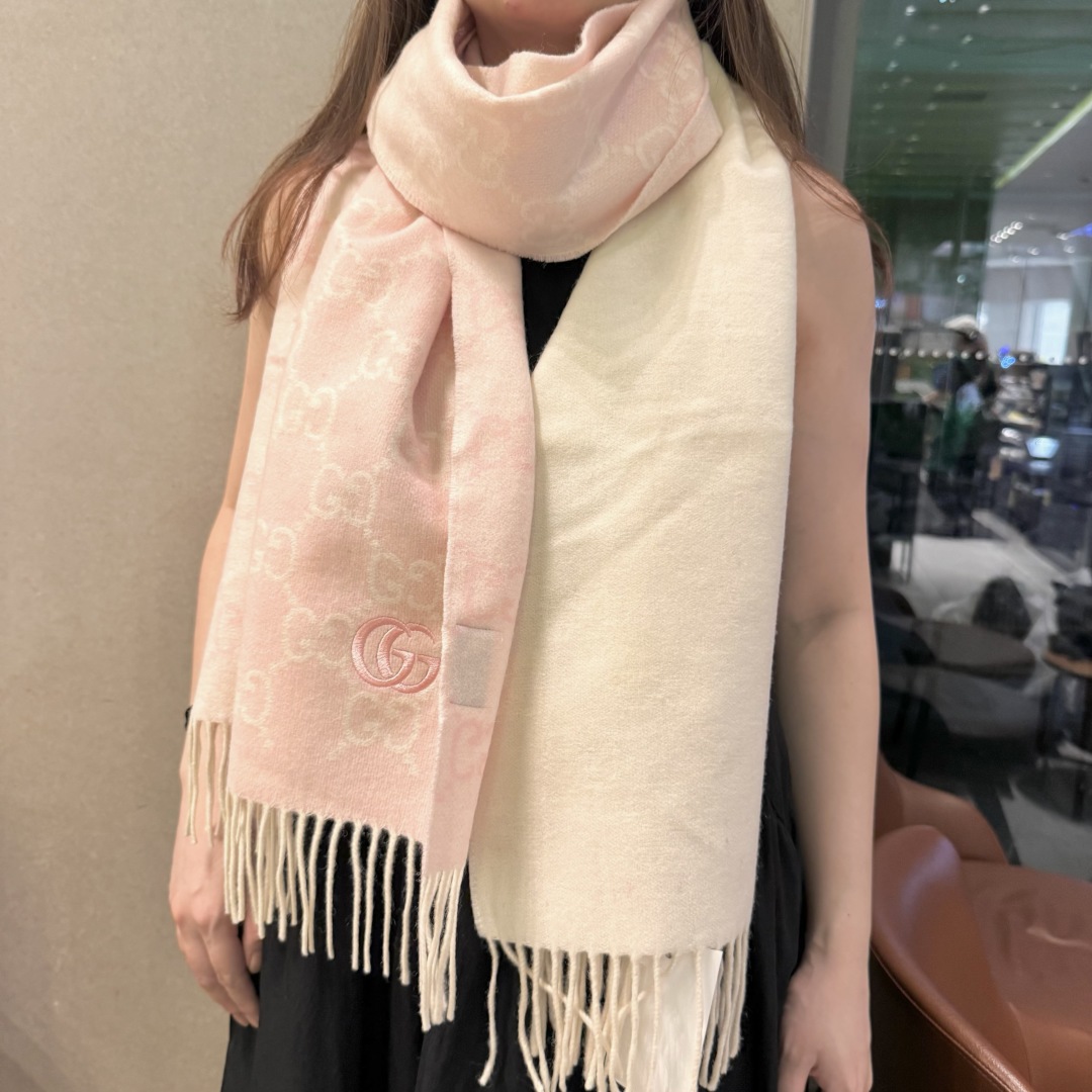 代购级别！最新双面渐变两用围巾，GG标识作为Gucci颇具代表性的传统精髓，始终与系列密不可分，以饱含新