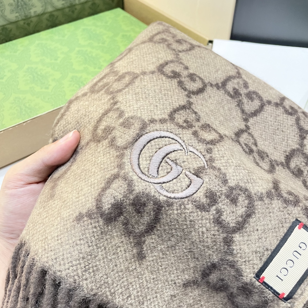 代购级别！最新双面渐变两用围巾，GG标识作为Gucci颇具代表性的传统精髓，始终与系列密不可分，以饱含新