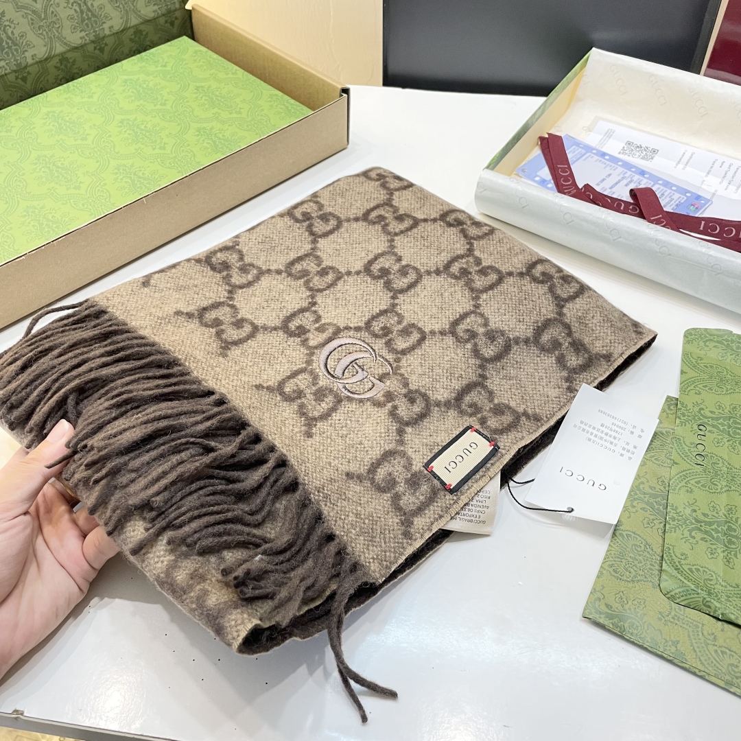 代购级别！最新双面渐变两用围巾，GG标识作为Gucci颇具代表性的传统精髓，始终与系列密不可分，以饱含新