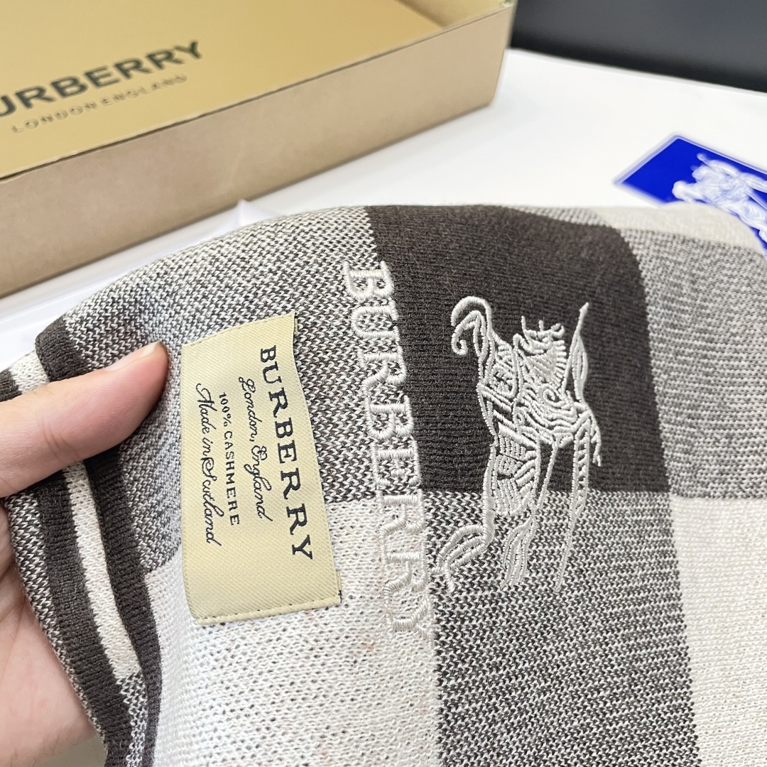 巴宝莉高端羊绒针织围巾！】可正式，可随意，非常Classical的男款设计。这款织法比较难，又很费纱线，