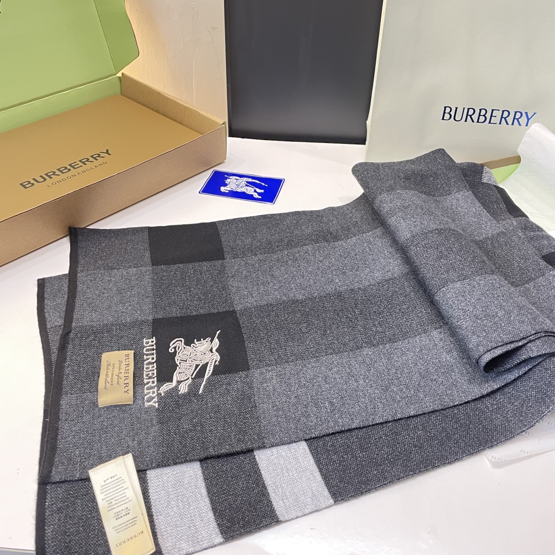 巴宝莉高端羊绒针织围巾！】可正式，可随意，非常Classical的男款设计。这款织法比较难，又很费纱线，