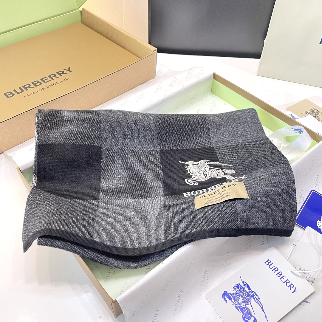 巴宝莉高端羊绒针织围巾！】可正式，可随意，非常Classical的男款设计。这款织法比较难，又很费纱线，