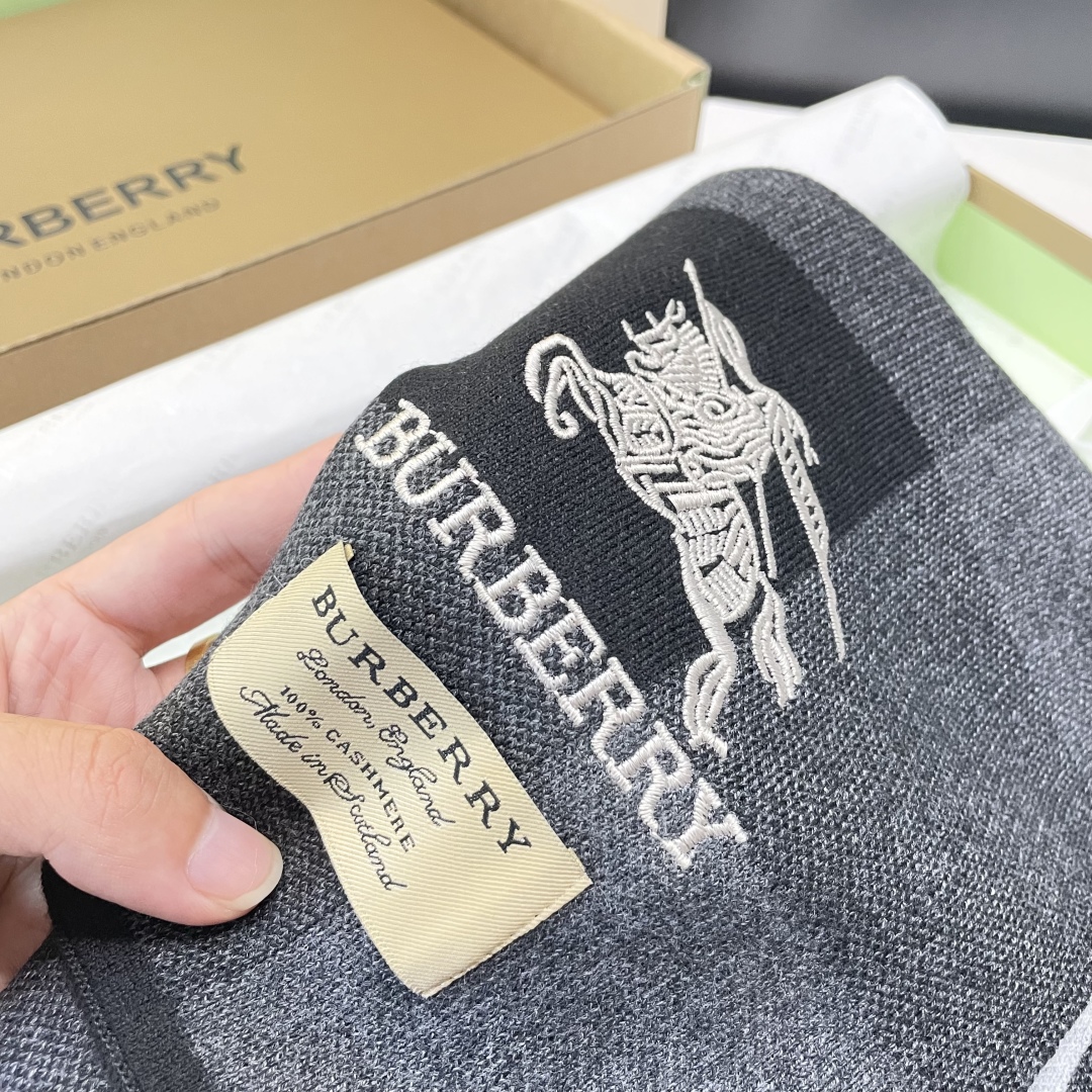 巴宝莉高端羊绒针织围巾！】可正式，可随意，非常Classical的男款设计。这款织法比较难，又很费纱线，