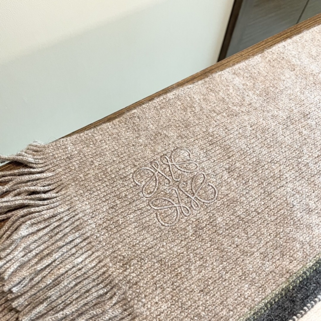 👑👑罗意威新款羊绒针织长巾‼️美翻了[流泪]御用殿堂级极品‼️新款在售 美丽至极 真的 上身极为衬肤色 