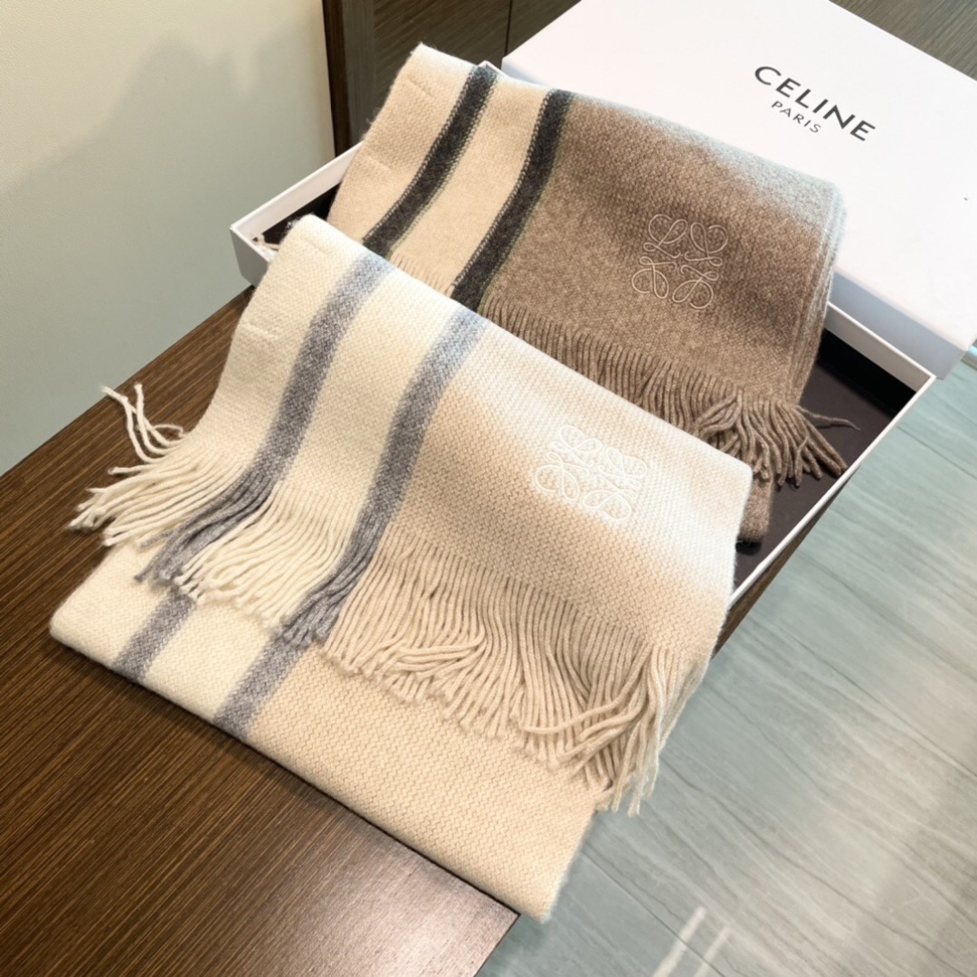 👑👑罗意威新款羊绒针织长巾‼️美翻了[流泪]御用殿堂级极品‼️新款在售 美丽至极 真的 上身极为衬肤色 