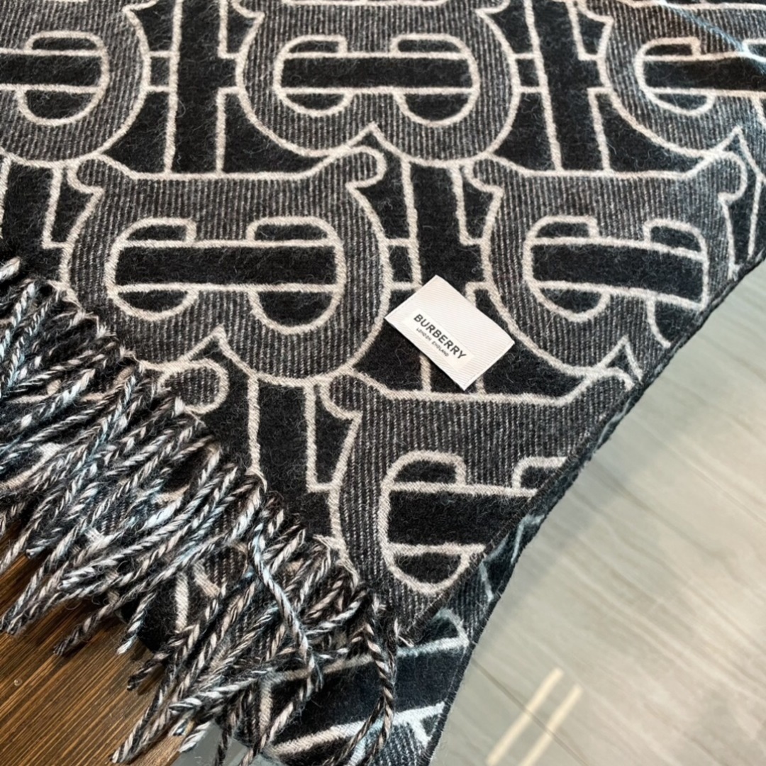 Burberry重磅极品‼️超级流弊。品质绝了,‼️有正品的尽管拉出来PK一下😝绝逼重磅款,一万个推荐👍