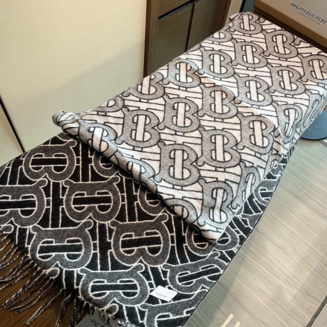 Burberry重磅极品‼️超级流弊。品质绝了,‼️有正品的尽管拉出来PK一下😝绝逼重磅款,一万个推荐👍