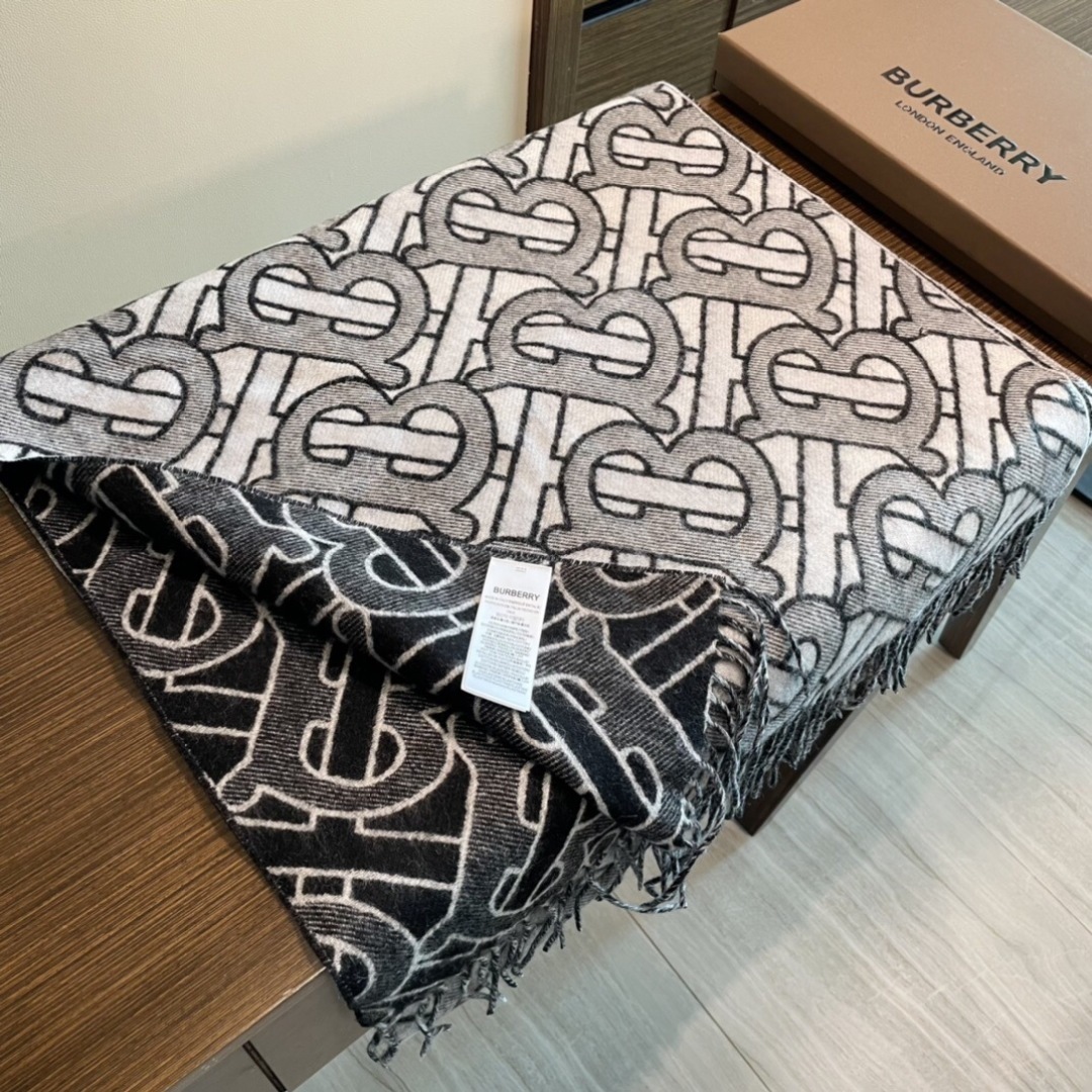 Burberry重磅极品‼️超级流弊。品质绝了,‼️有正品的尽管拉出来PK一下😝绝逼重磅款,一万个推荐👍