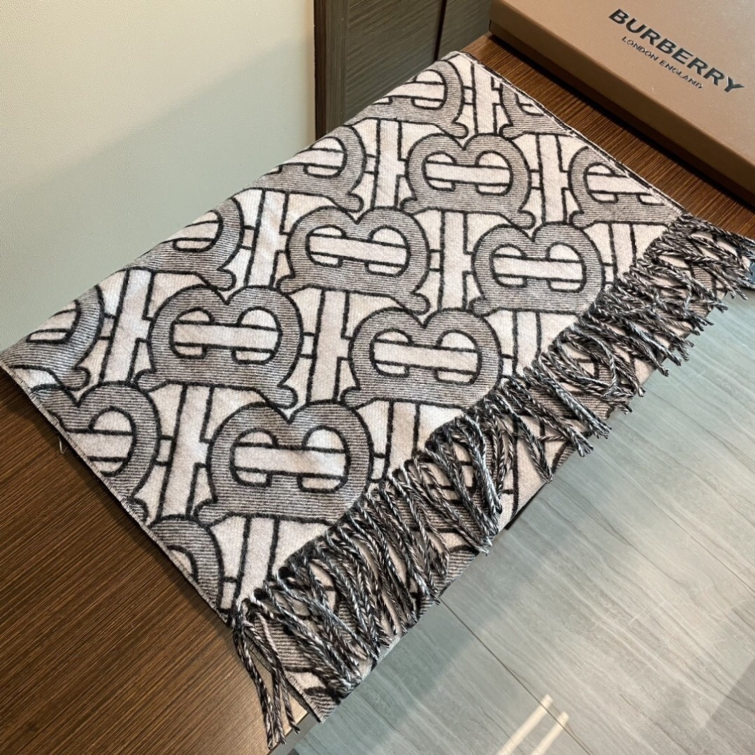 Burberry重磅极品‼️超级流弊。品质绝了,‼️有正品的尽管拉出来PK一下😝绝逼重磅款,一万个推荐👍