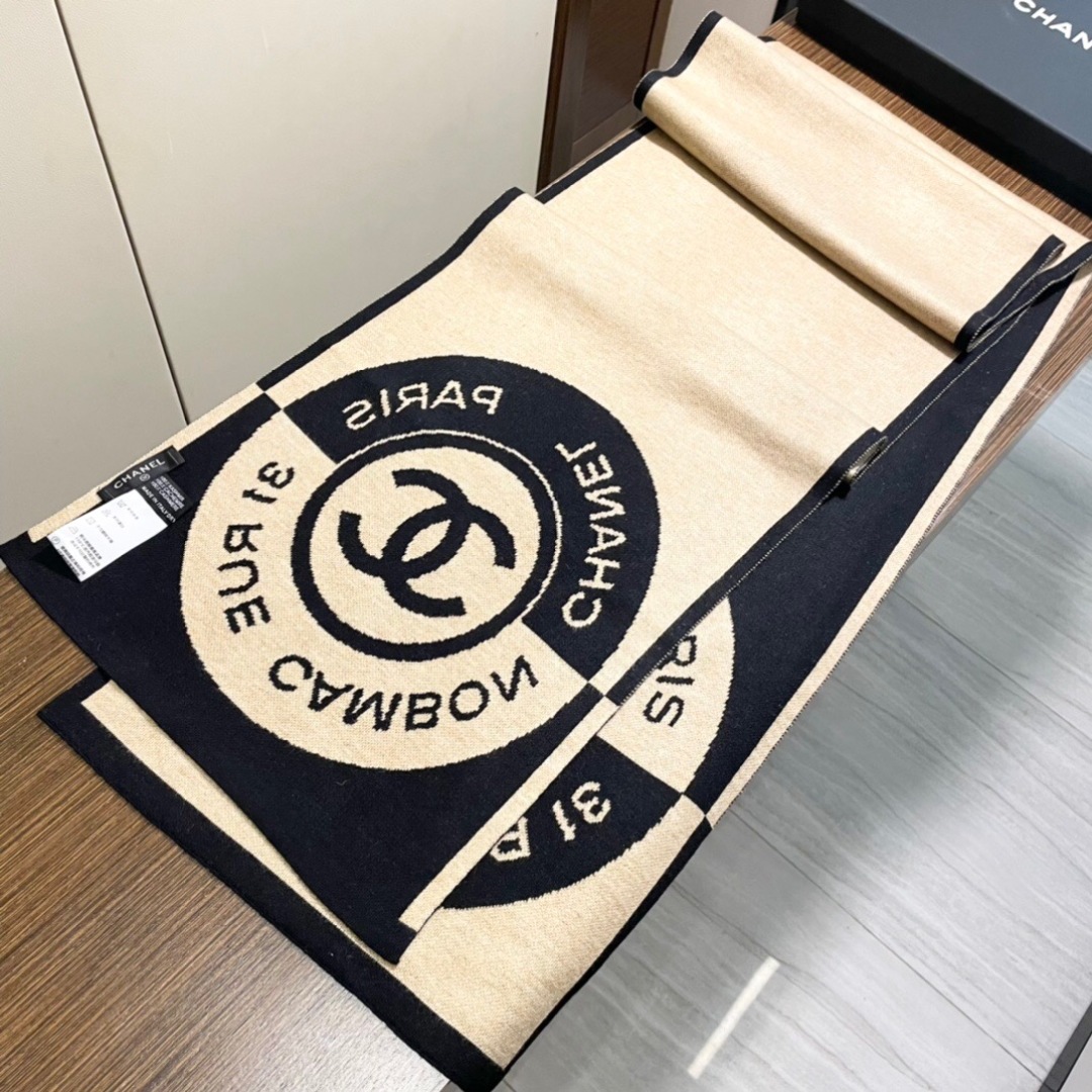 上新。香奈儿几何针织羊绒围巾💥手感好到爆👍品质一流的🎉真正的羊绒精品💥精湛绝伦的刺绣工艺和色彩搭配🎀让人
