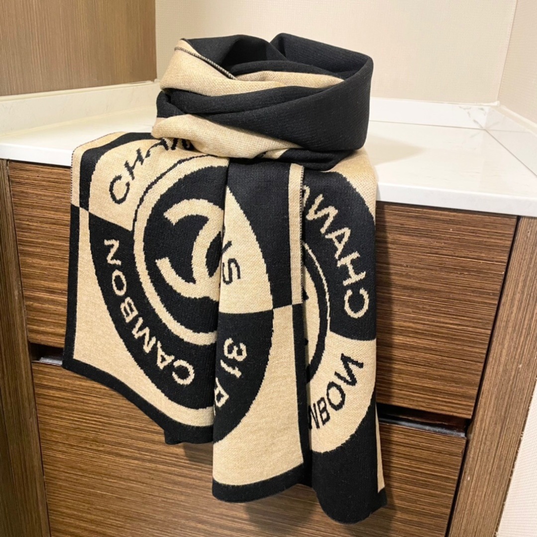 上新。香奈儿几何针织羊绒围巾💥手感好到爆👍品质一流的🎉真正的羊绒精品💥精湛绝伦的刺绣工艺和色彩搭配🎀让人