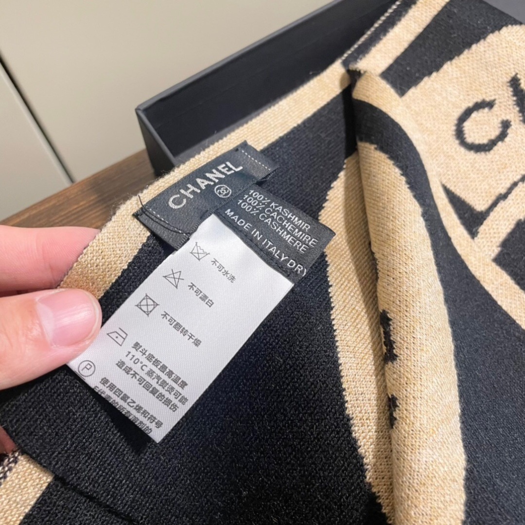 上新。香奈儿几何针织羊绒围巾💥手感好到爆👍品质一流的🎉真正的羊绒精品💥精湛绝伦的刺绣工艺和色彩搭配🎀让人