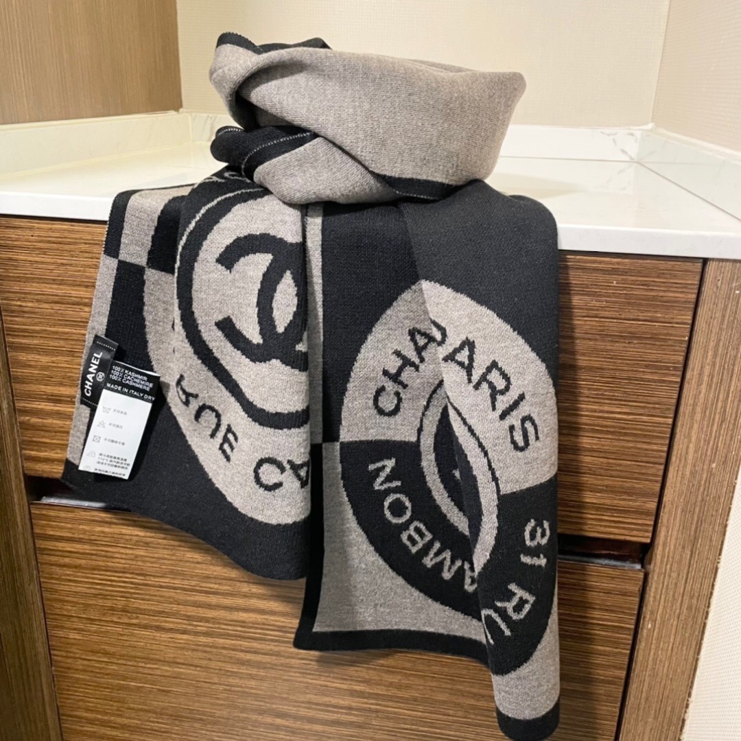 上新。香奈儿几何针织羊绒围巾💥手感好到爆👍品质一流的🎉真正的羊绒精品💥精湛绝伦的刺绣工艺和色彩搭配🎀让人