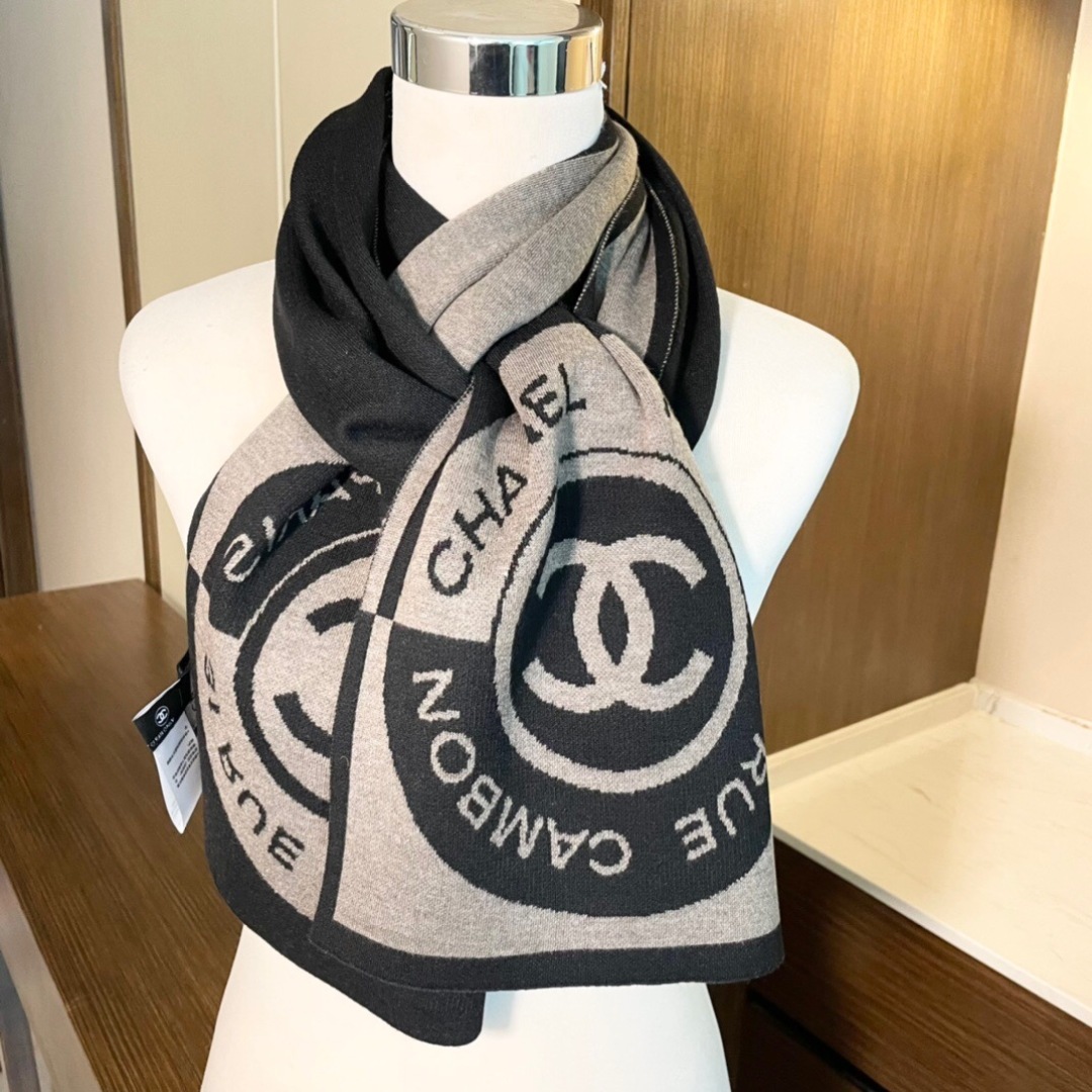 上新。香奈儿几何针织羊绒围巾💥手感好到爆👍品质一流的🎉真正的羊绒精品💥精湛绝伦的刺绣工艺和色彩搭配🎀让人