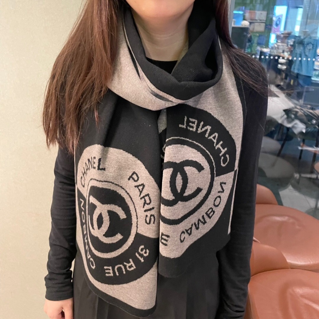 上新。香奈儿几何针织羊绒围巾💥手感好到爆👍品质一流的🎉真正的羊绒精品💥精湛绝伦的刺绣工艺和色彩搭配🎀让人