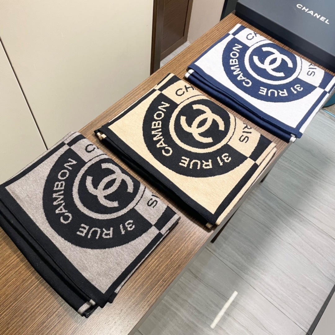 上新。香奈儿几何针织羊绒围巾💥手感好到爆👍品质一流的🎉真正的羊绒精品💥精湛绝伦的刺绣工艺和色彩搭配🎀让人