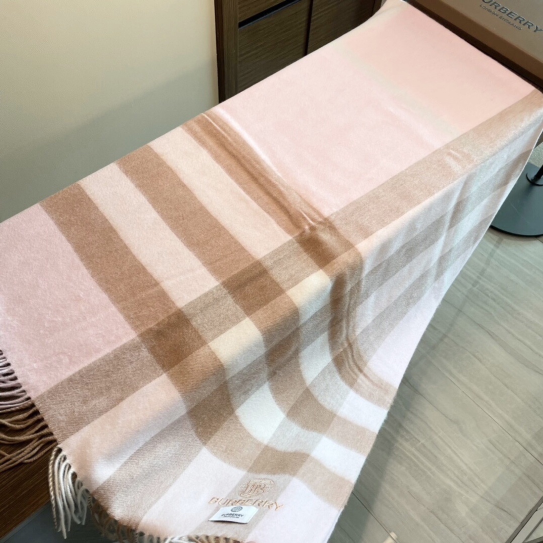 高端好品质 市场质量不一样 爆款上新 情侣款👍👍巴宝利披肩 独家牛货🐂 奢华尽在尺寸之间，高端品质‼️具