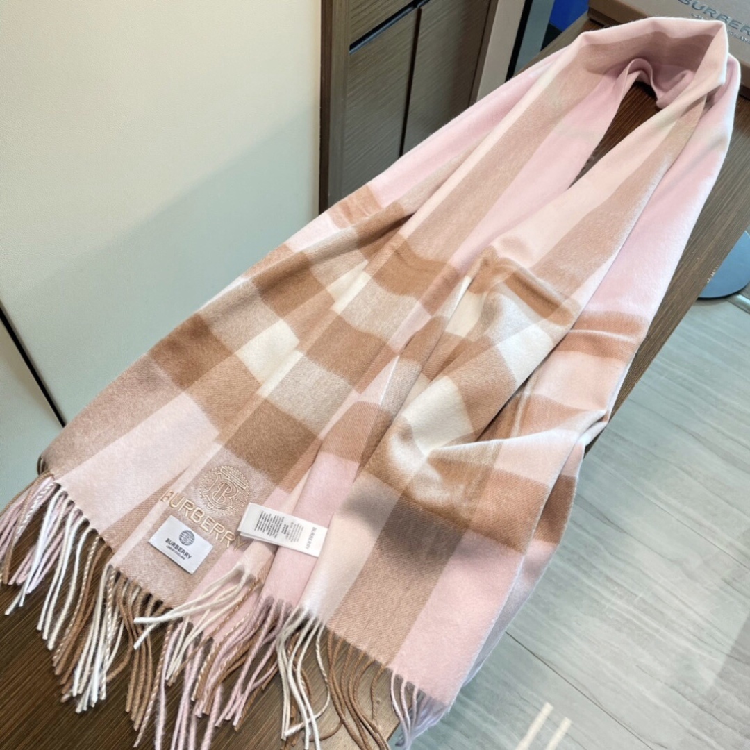 高端好品质 市场质量不一样 爆款上新 情侣款👍👍巴宝利披肩 独家牛货🐂 奢华尽在尺寸之间，高端品质‼️具