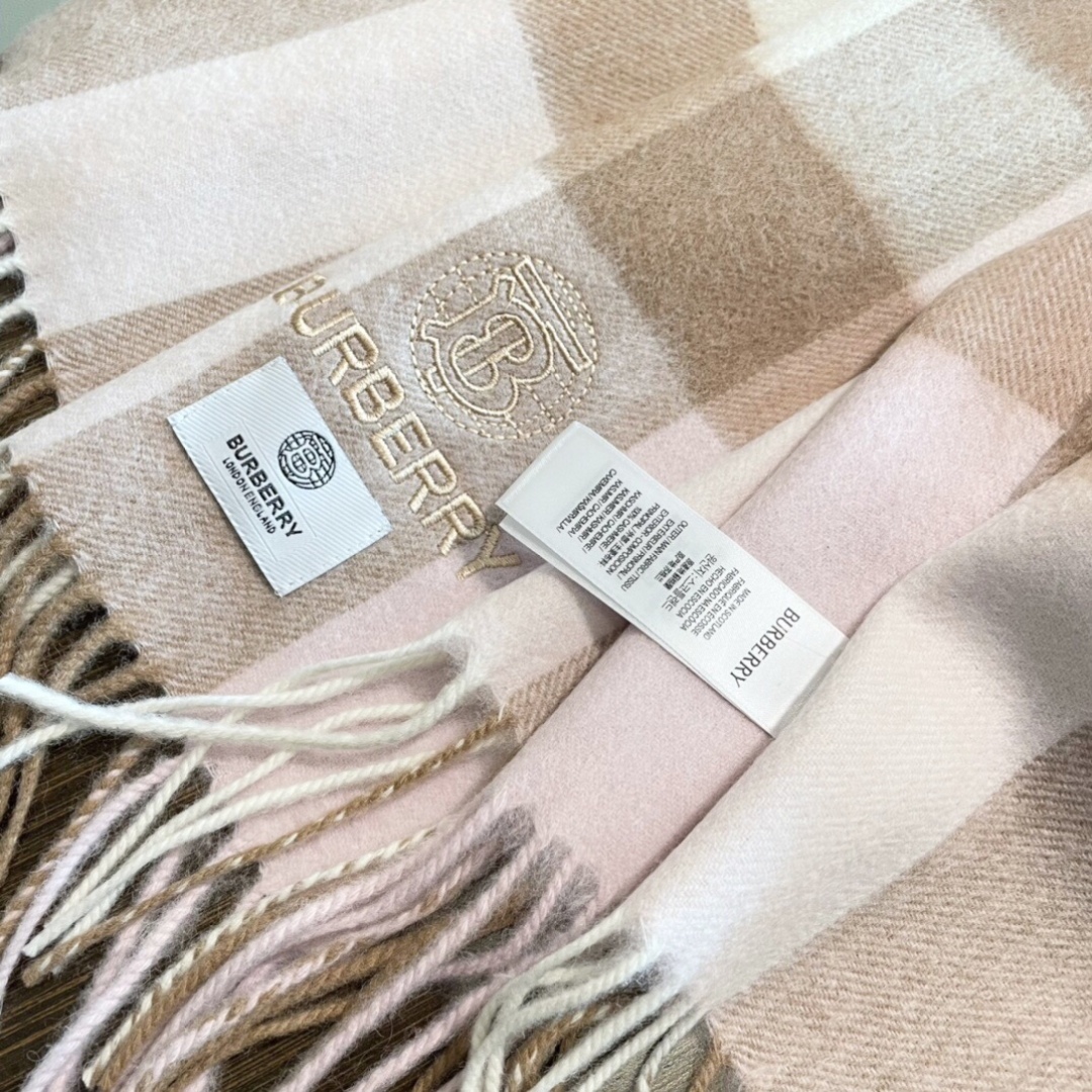 高端好品质 市场质量不一样 爆款上新 情侣款👍👍巴宝利披肩 独家牛货🐂 奢华尽在尺寸之间，高端品质‼️具