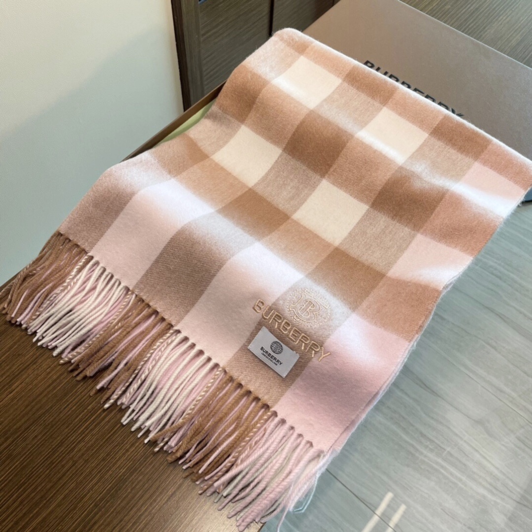 高端好品质 市场质量不一样 爆款上新 情侣款👍👍巴宝利披肩 独家牛货🐂 奢华尽在尺寸之间，高端品质‼️具